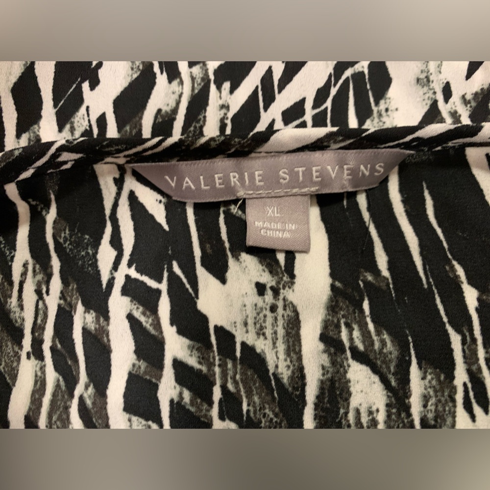 Valerie Stevens XL Top Women's Black White Pintuck Bell Sleeve Blouse Split Neck - Picture 6 of 7